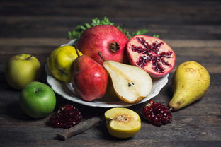 新鲜的夏日水果图片 木质桌面上盘子里的新鲜的夏日水果素材 高清图片 ...